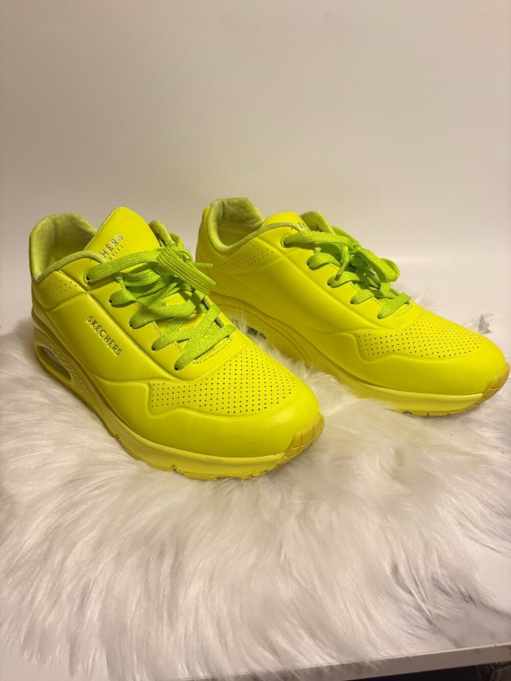 Skechers Neon Yellow Air Cushion Sneakers Women's Athletic Shoes Size 10